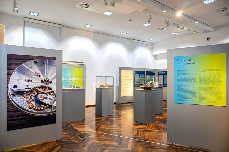 Blick in die Sonderausstellung „Grossmann200“ Blick in den hinteren Teil der Ausstellung mit verschiedenen Ausstellungstafeln und Vitrinen