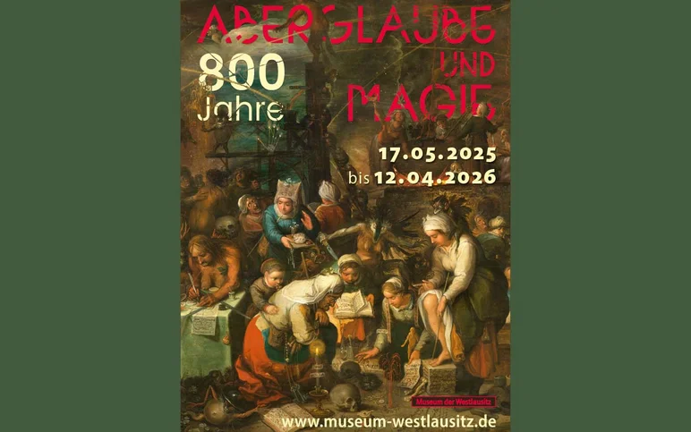 Das Plakat zeigt den Titel '800 Jahre Aberglaube und Magie' in roter Schrift vor einem historischen Gemälde, auf dem mehrere Personen in einer Szene mit Büchern, Kerzen und rituellen Gegenständen dargestellt sind.
