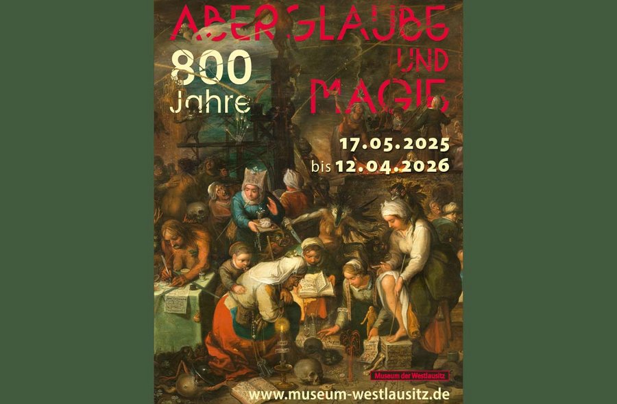 Das Plakat zeigt den Titel '800 Jahre Aberglaube und Magie' in roter Schrift vor einem historischen Gemälde, auf dem mehrere Personen in einer Szene mit Büchern, Kerzen und rituellen Gegenständen dargestellt sind.