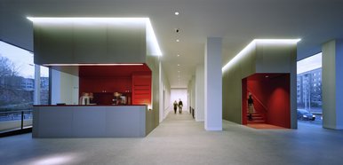 Foyer des Museum Gunzenhauser Das Foto zeigt das in Weiß gehaltene Foyer des Museum Gunzenhauser. Links und rechts öffnen bodentiefe Panoramafenster die Sicht nach außen. Innen, auf der linken Seite, befindet sich die Kasse; mittig schließt sich ein langer Gang zu den Ausstellungsräumen im Erdgeschoss an. Rechts des Ganges befindet sich das schmale, steile Treppenhaus, das in die Ausstellungräume in den Obergeschossen führt. Kasse und Treppenhaus sind in einem tiefen Rot gehalten.
