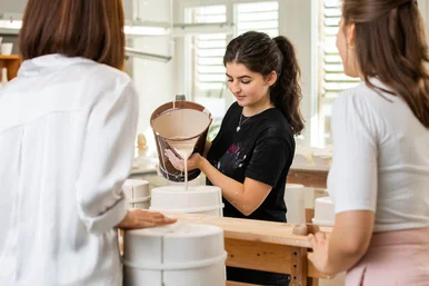 Kreativ-Workshop Gießen bei MEISSEN Im Workshop "Gießen" füllt eine Mitarbeiterin flüssige Porzellanmasse in eine Form – ein anschaulicher Einblick ins Handwerk.