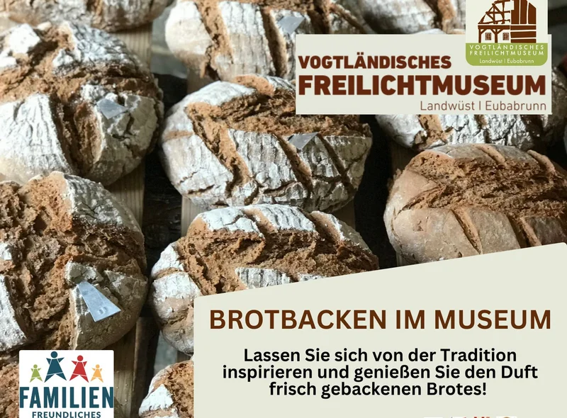 Motiv des Plakats zu "Brot backen im Museum" im Freilichtmuseum Eubabrunn ist ein Foto mehrerer frisch gebackener Brote.