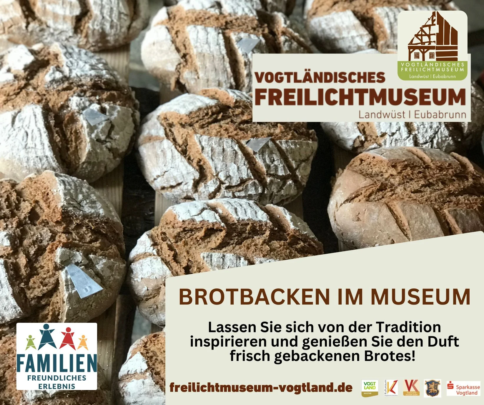 Veranstaltungsplakat Motiv des Plakats zu "Brot backen im Museum" im Freilichtmuseum Eubabrunn ist ein Foto mehrerer frisch gebackener Brote.