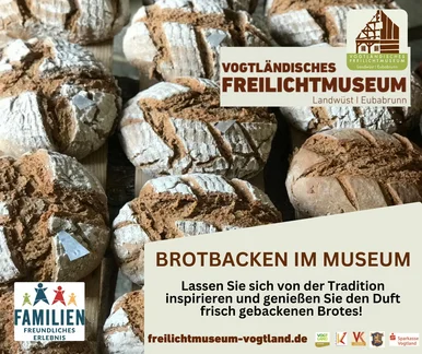 Veranstaltungsplakat Motiv des Plakats zu "Brot backen im Museum" im Freilichtmuseum Eubabrunn ist ein Foto mehrerer frisch gebackener Brote.