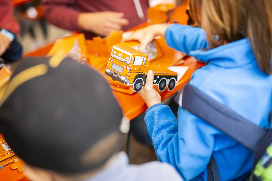 Müllauto-Bastelaktion Kinder, die ein Müllauto aus Pappe basteln
