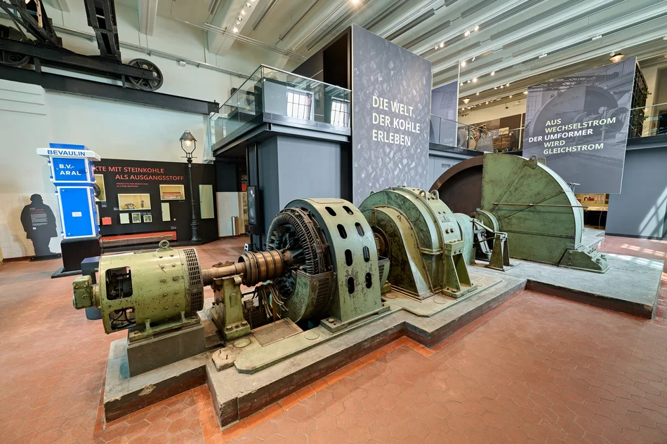 Umformer In einer Ausstellungshalle steht ein historisches Großgerät zur Umwandlung von Wechselstrom in Gleichstrom.