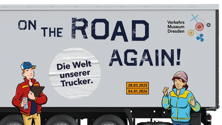 Collage, die zwei Personen vor einen Lkw-Anhänger zeigen. Auf dem Anhänger stehen der Ausstellungstitel, die Laufzeit und der Name des Museums.