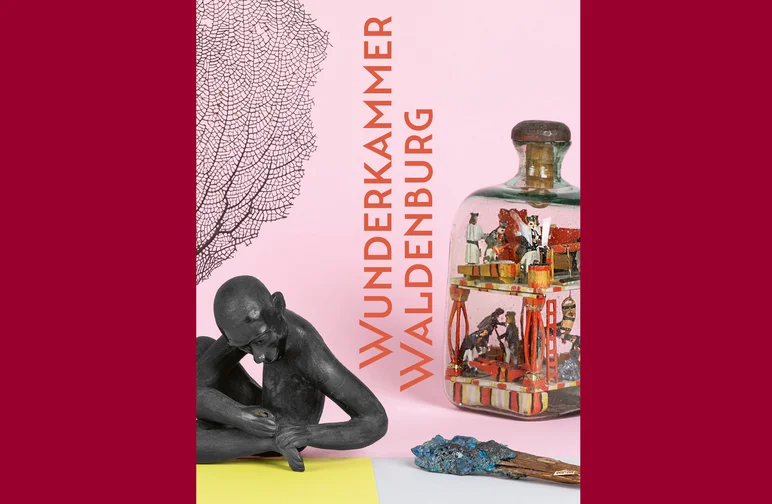 Auf dem Cover des Buches sind vier unterschiedliche Objekte aus dem Naturalienkabinett Waldenburg zu sehen, mittig steht der Buchtitel "Wunderkammer Waldenburg".