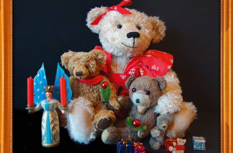 Das Bild zeigt vier Teddybären mit einem Lichterengel.