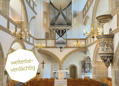 Die Torgauer Schlosskapelle Blick in die Kapelle von Schloss Hartenfels von hinten auf den Alter, dahinter erhebt sich die Orgel.