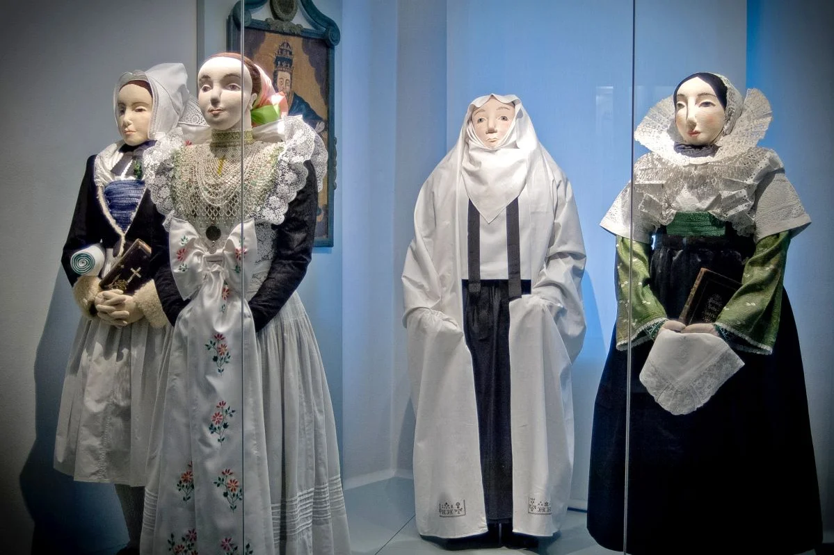 In einem Ausstellungsraum stehen vier Frauenfiguren mit unterschiedlichen sorbischen Trachten.