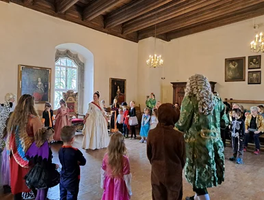 Personen in historischen Kostümen, Kinder feiern Fasching im Festsaal von Schloss Hinterglauchau