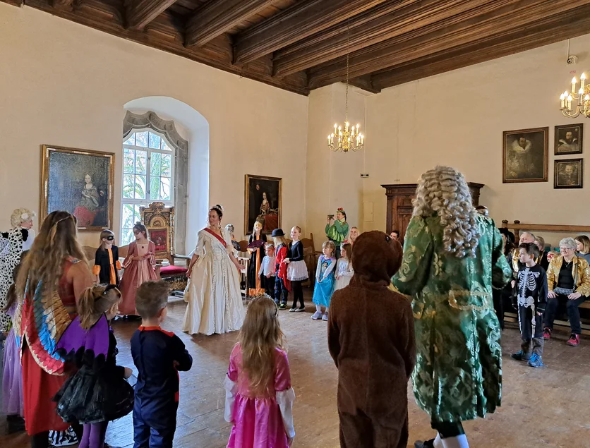 Personen in historischen Kostümen, Kinder feiern Fasching im Festsaal von Schloss Hinterglauchau