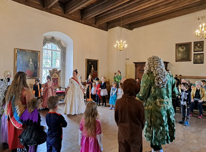 Personen in historischen Kostümen, Kinder feiern Fasching im Festsaal von Schloss Hinterglauchau