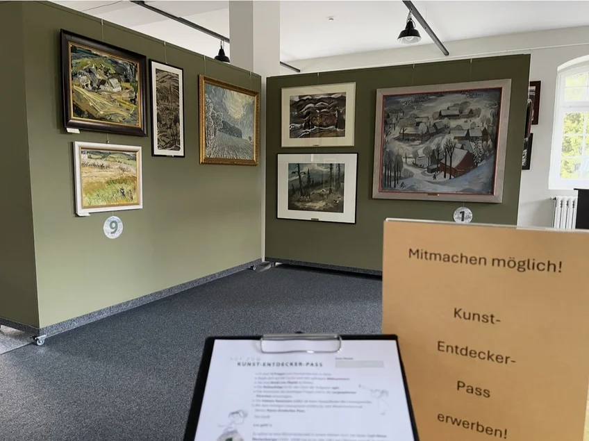 Ausstellung zur erzgebirgischen Landschaftsmalerei in der historischen Böttcherfabrik, Pobershau Ausstellungsraum in der Böttcherfabrik, Pobershau, mit grünen Wänden und erzgebirgischen Landschaftsbildern