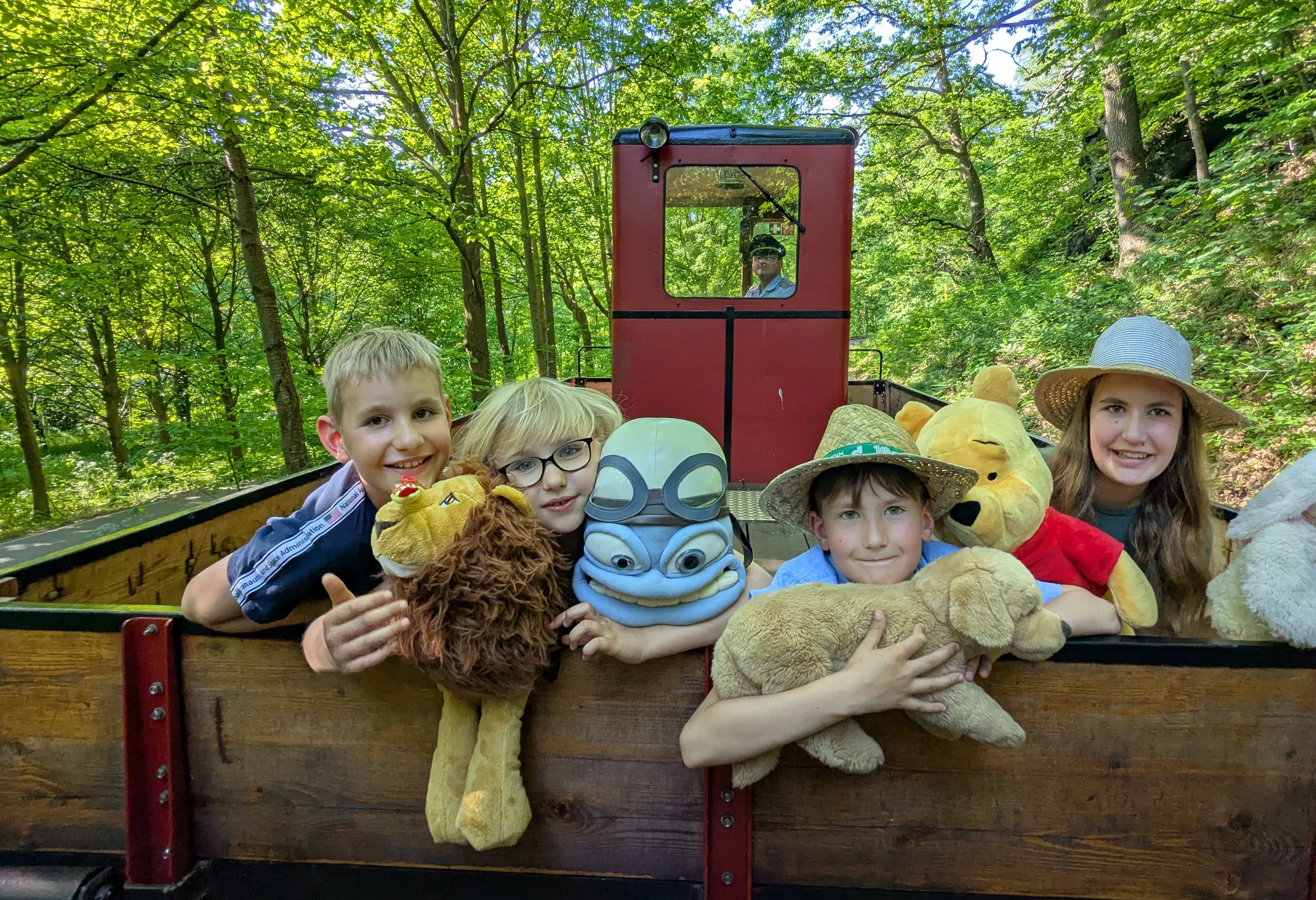 Kindertag im Chemnitztal Vier Kinder zeigen ihre Kuscheltiere bei einer Fahrt mit dem Chemnitztal-Express.