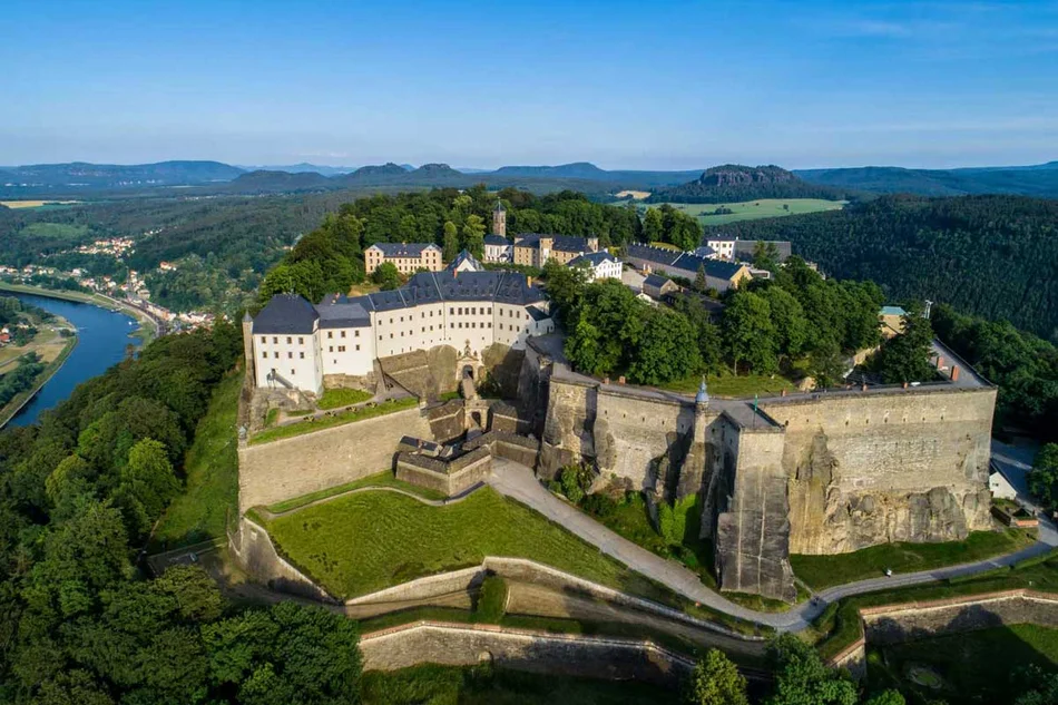 Festung Königstein - Ansicht von Westen mit Blick auf das Elbsandsteingebirge