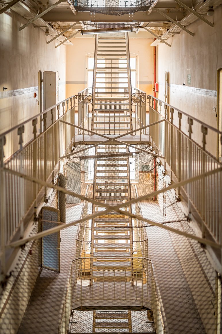 Zellenhaus mit Stahltreppen, Umläufen und Zellentüren