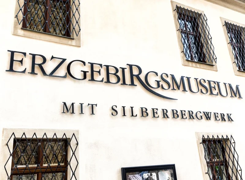 Weiße Fassade eines historischen Gebäudes mit dem Schriftzug „Erzgebirgsmuseum mit Silberbergwerk“