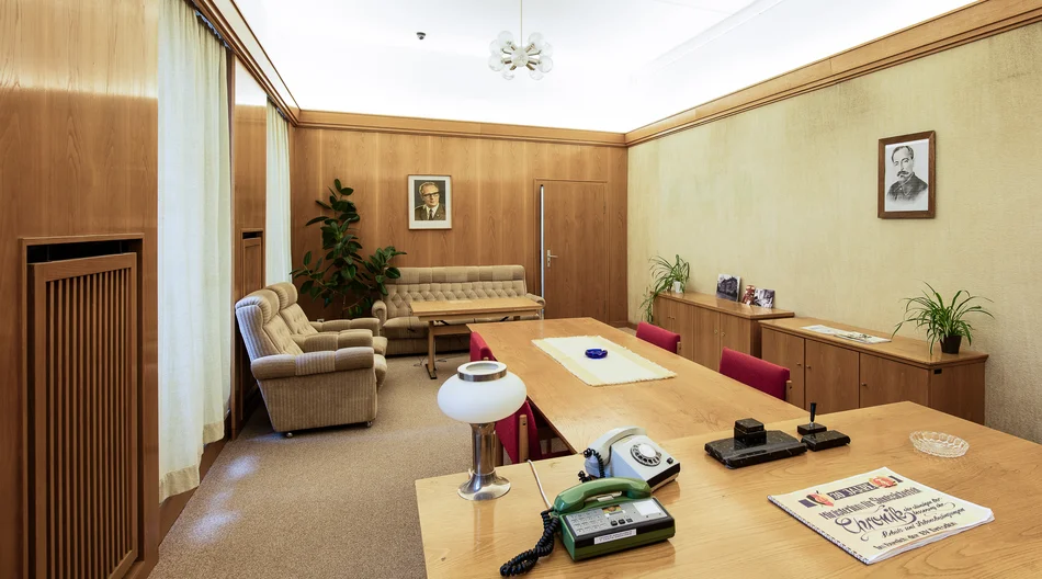 Das Foto zeigt einen Blick in das Büro des Leiters der Bezirksverwaltung Dresden des DDR-Ministeriums für Staatssicherheit.