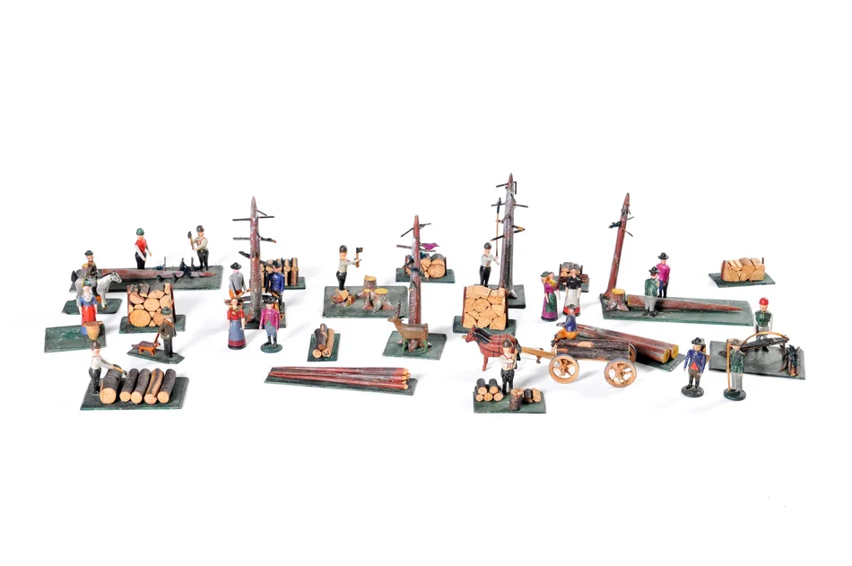 Szene mit Waldarbeitern Das Bild zeigt eine Szene mit Waldarbeitern. Sämtliche Figuren von Menschen, Bäumen und Gerät sind handgeschnitzt und handbemalt.
