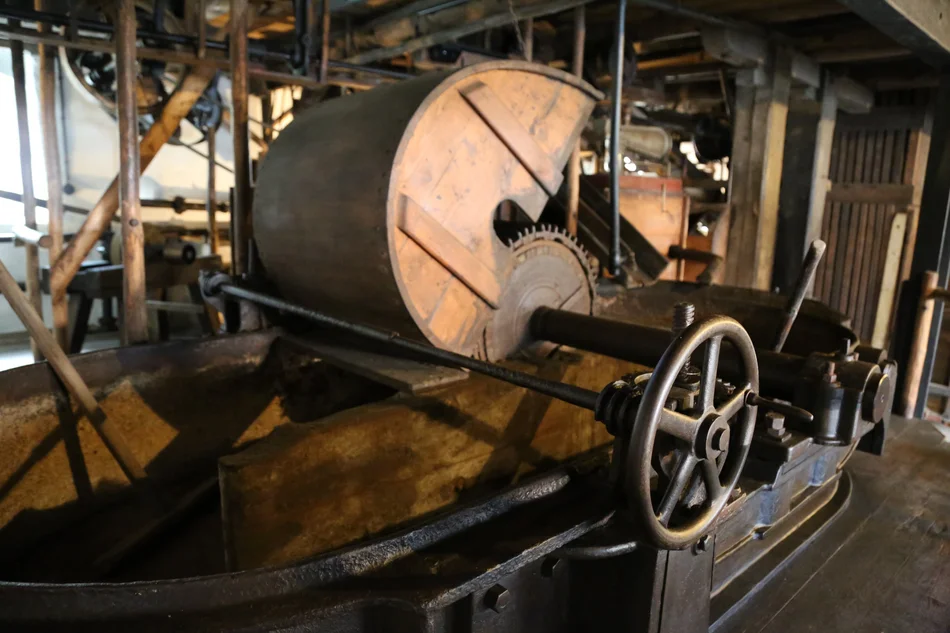 Das Foto zeigt Antrieb und Holländer der Papiermühle Niederzwönitz.