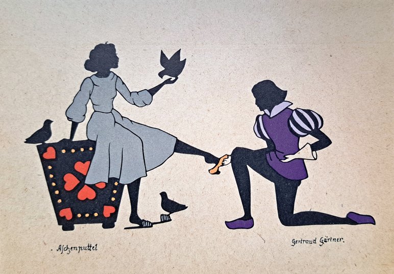 Farbillustration zum Märchen "Aschenputtel": Dargestellt ist die Szene, in der der knieende Prinz dem Aschenputtel einen goldenen Schuh anzieht.