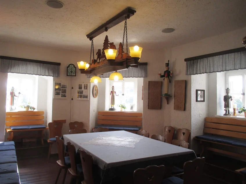 Das Foto zeigt einen Blick in die Türmerstube des Städtischen Wachturms Geyer, in welchem heute das Turmmuseum untergebracht ist.