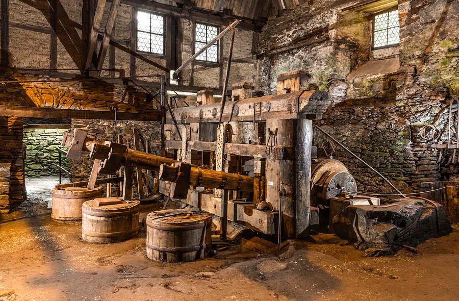 Frohnauer Hammer mit Hammerwerk Historische Schmiede mit riesigen Hämmern in einem alten Gebäude mit Natursteinmauern