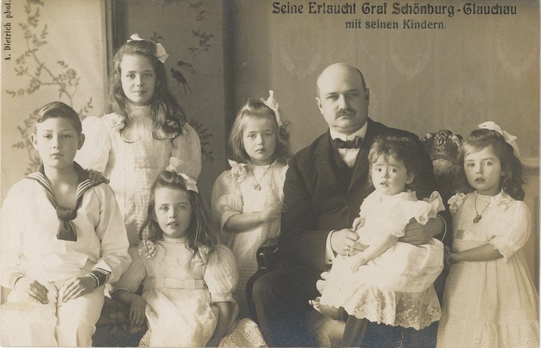 Historisches Schwarzweißfoto des Grafen mit Sohn und fünf Töchtern zu Beginn des 20. Jahrhunderts