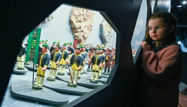 Als der Steiger kam Ein Kind betrachtet das Modell eines Bergmannszugs