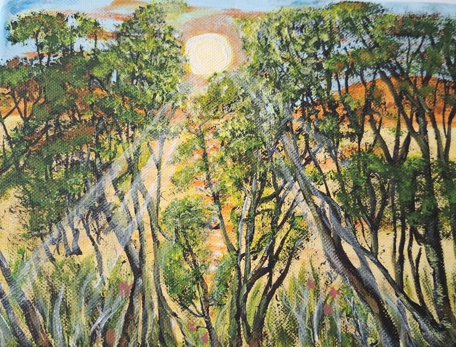 Petra Fecho, „Sonnenpfad im Wald“ Gemälde von Sonnenstrahlen, die durch hohe Baumkronen fallen und den warmen Waldraum erhellen