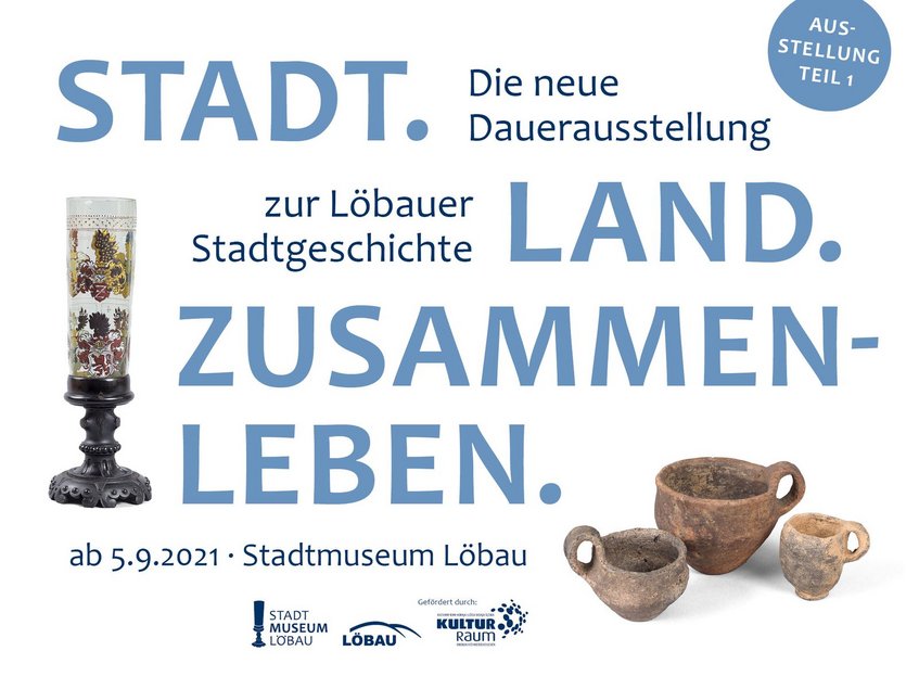 Das Foto zeigt das Plakat zur Dauerausstellung „Löbau: Stadt. Land. Zusammenleben“ mit Informationen zu Eröffnungsdatum und Sponsoren.