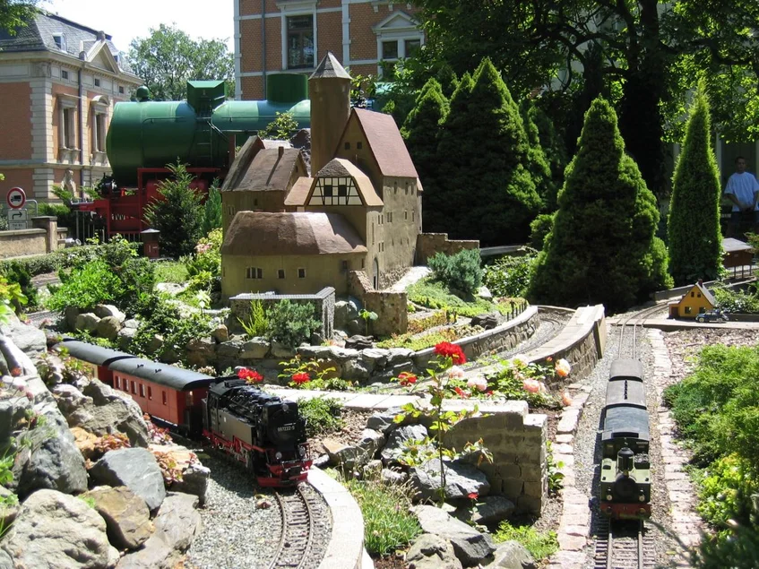 Gartenbahn mit Dampfspeicherlokomotive im Hintergrund