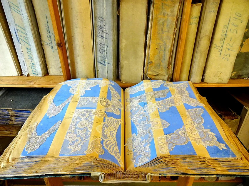 Musterbuch aus dem Bestand der Schaustickerei