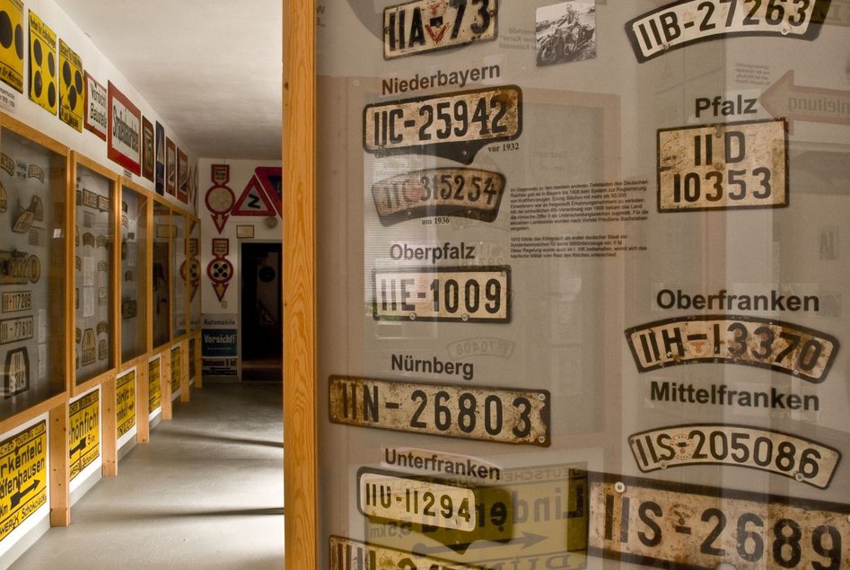 Kennzeichenhalterung - Nummernschildmuseum