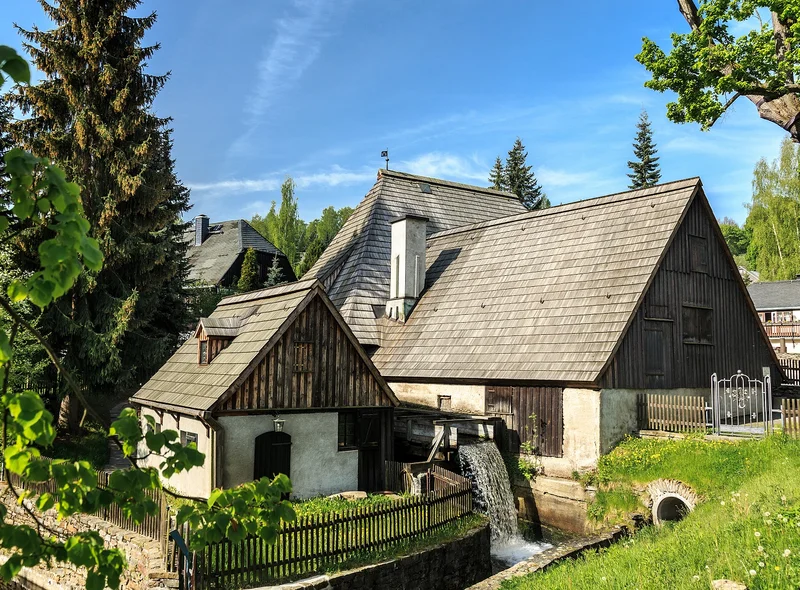 Sommerliche Außenansicht des UNESCO-Welterbeobjekts Frohnauer Hammer