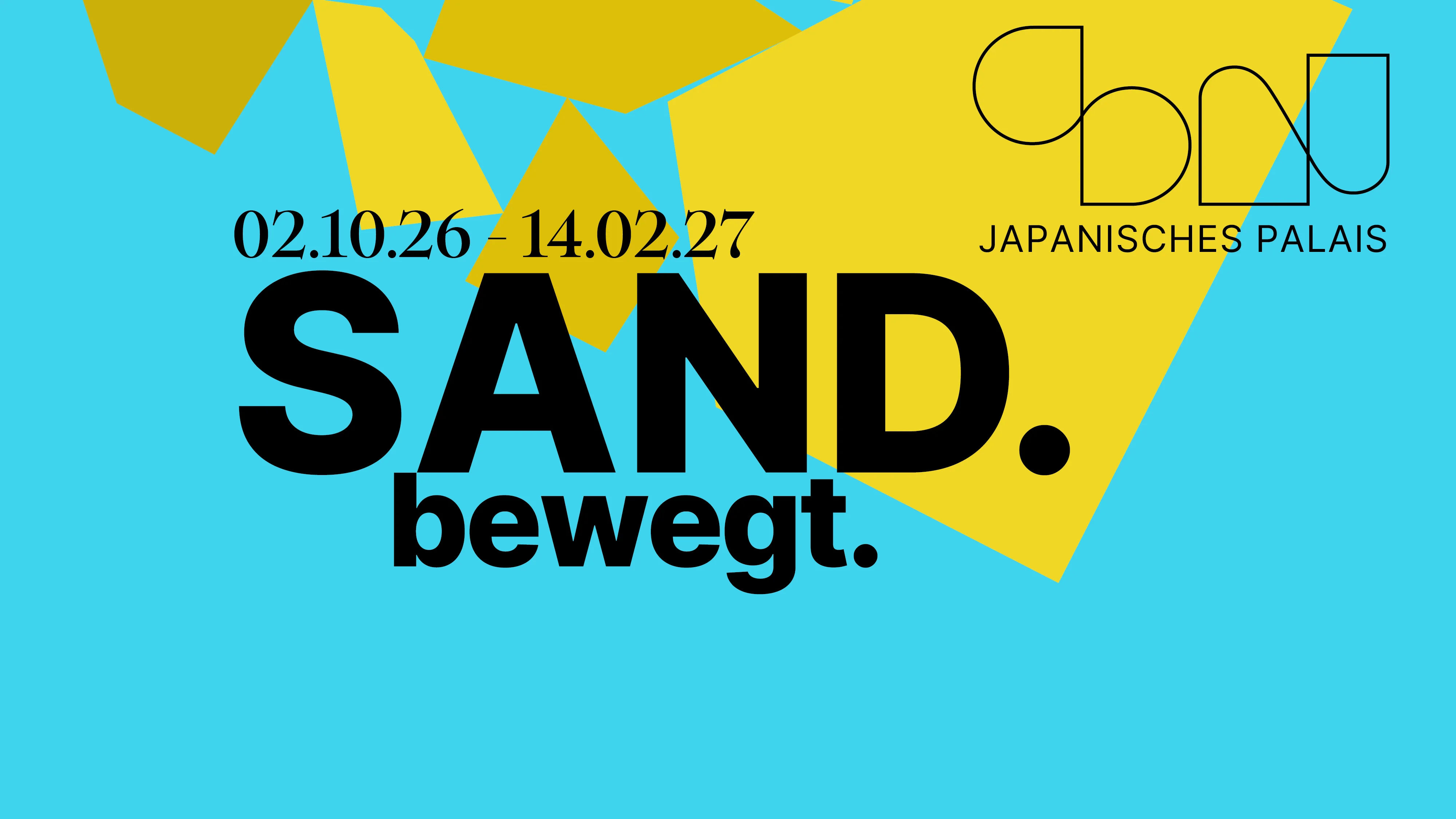 Ausstellungsteaser „SAND.bewegt.“ Auf einem blauen Hintergrund mit gelben Elementen stehen der Ausstellungstitel „SAND.bewegt.“ sowie Laufzeit und Ort.