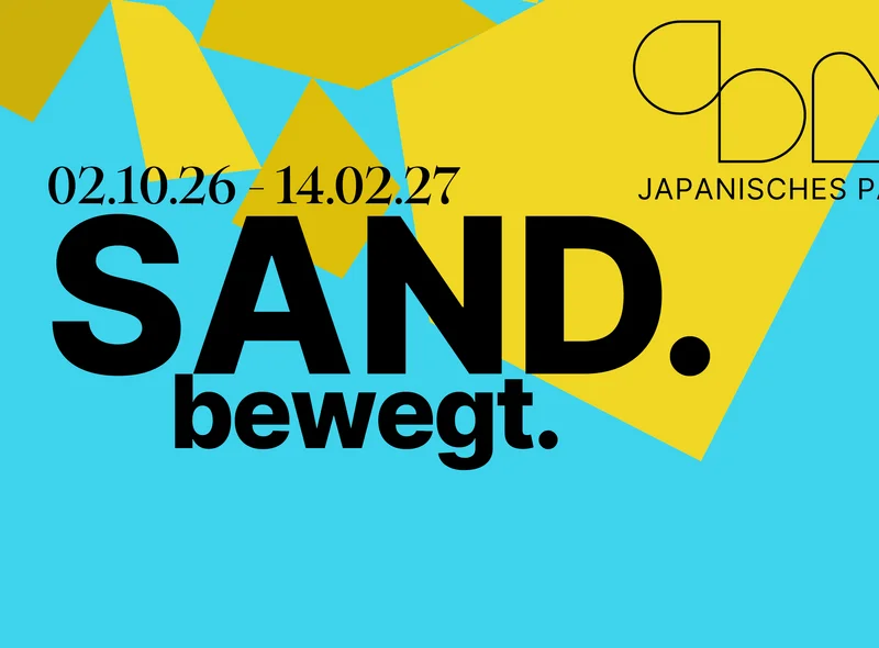 Auf einem blauen Hintergrund mit gelben Elementen stehen der Ausstellungstitel „SAND.bewegt.“ sowie Laufzeit und Ort.
