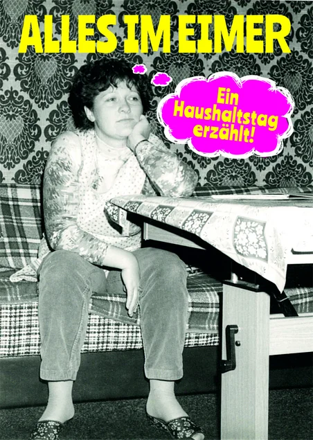 Schwarzweißfoto einer in Siebziger-Jahre-Interieur sitzenden Frau mit der Sprechblase "Ein Haushaltstag erzählt"