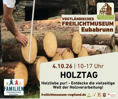 Veranstaltungsplakat Plakatmotiv für den Holztag im Freilichtmuseum Eubabrunn sind geschichtete Holzstämme, die mit Zollstock vermessen werden.