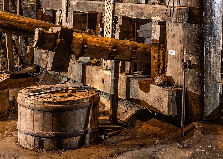 Hammerwerk – Detail Das Foto zeigt einen der großen Hämmer im historischen Frohnauer Hammer.