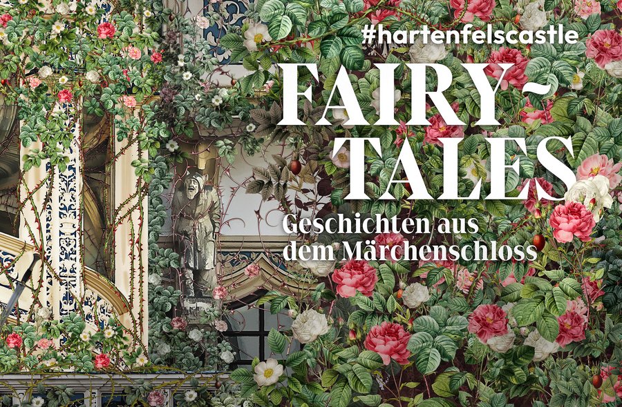 Eine historische Fassade ist über und über mit roten Rosen und Dornengebüsch bewachsen. Auf dem Bild stehen der Ausstellungstitel sowie der Hashtag hartenfelscastle.