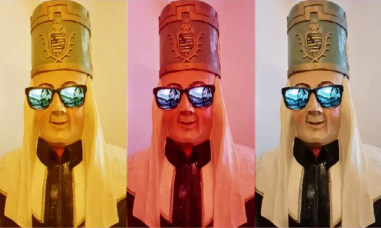 Bergmann „Pop Art“: Das Foto rechts zeigt Oberkörper und Kopf eines traditionellen geschnitzten Bergmanns, dem eine verspiegelte Sonnenbrille aufgesetzt wurde. Links daneben gestellt sind zwei farblich verfremdete Versionen desselben Fotos, einmal in Gelb und einmal in Rot.