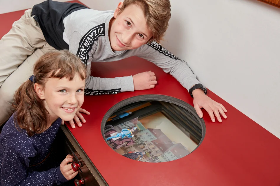 Entdeckt die geheimen Schautafeln im Schloss