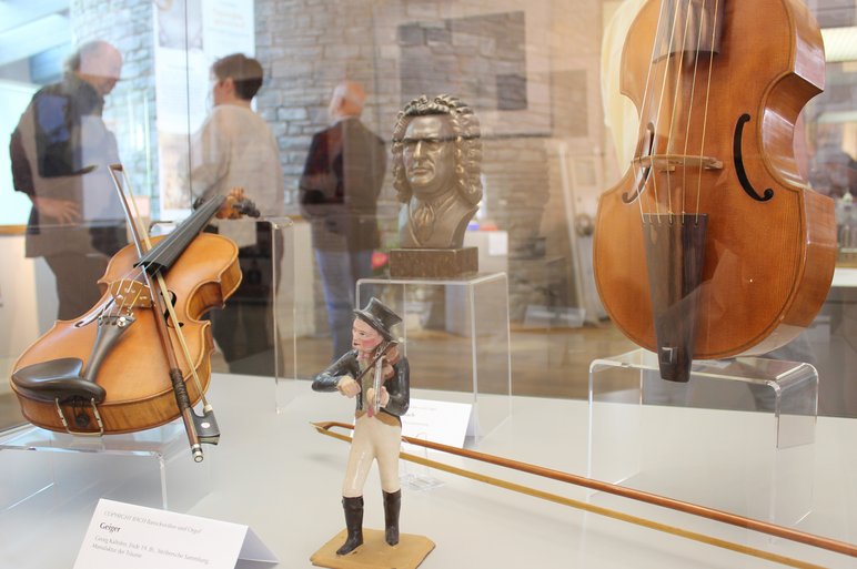 Das Foto zeigt eine Ausstellungsvitrine mit Instrumenten