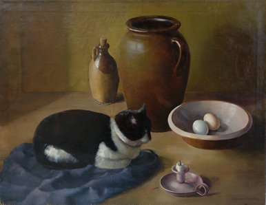 Das Gemälde bildet einen Tisch ab, auf dem eine schwarzweiße Katze sitzt, daneben stehen Objekte aus Ton, und zwar eine mit einem Korken verschlossene Flasche, ein großer Krug, eine Schale mit zwei Hühnereiern und ein Kerzenständer mit einer niedergebrannten Kerze.