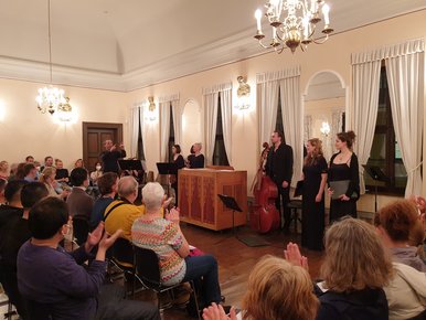 Das Ensemble 1684 im Sommersaal des Bach-Museums Das Foto zeigt das Ensemble 1684 während eines Konzerts im Sommersaal des Bach-Museums Leipzig.