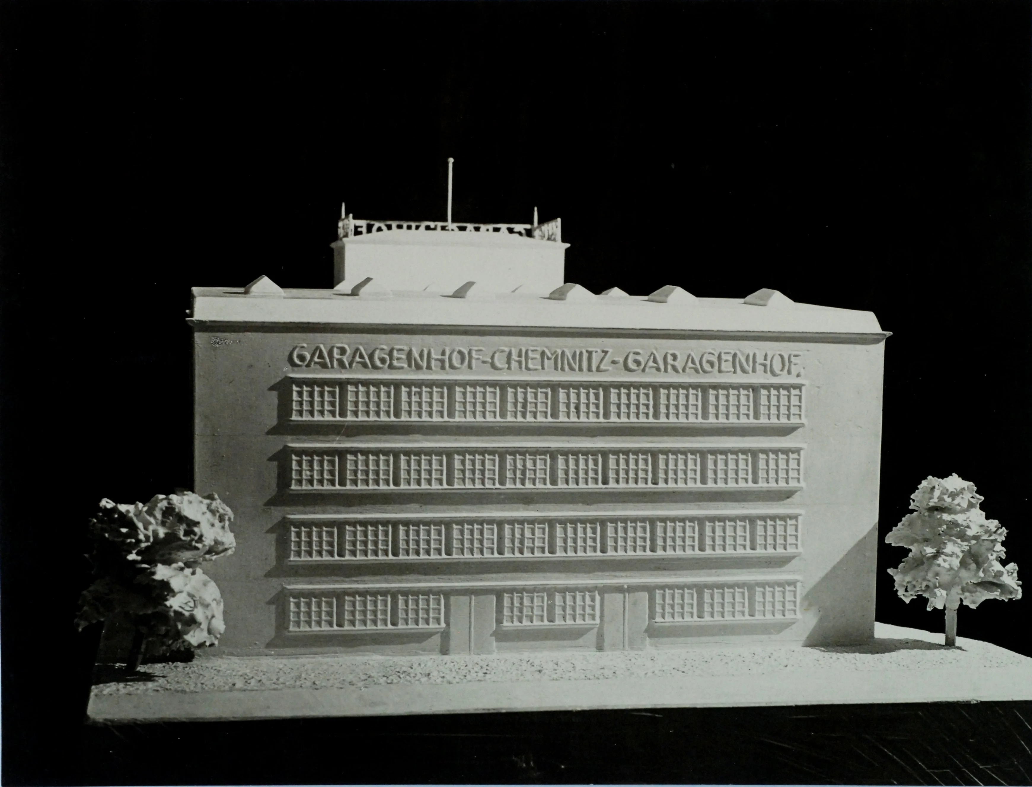 Modell eines großen, im Stil der Neuen Sachlichkeit errichteten Gebäudes mit dem Schriftzug "Garagenhof Chemnitz"