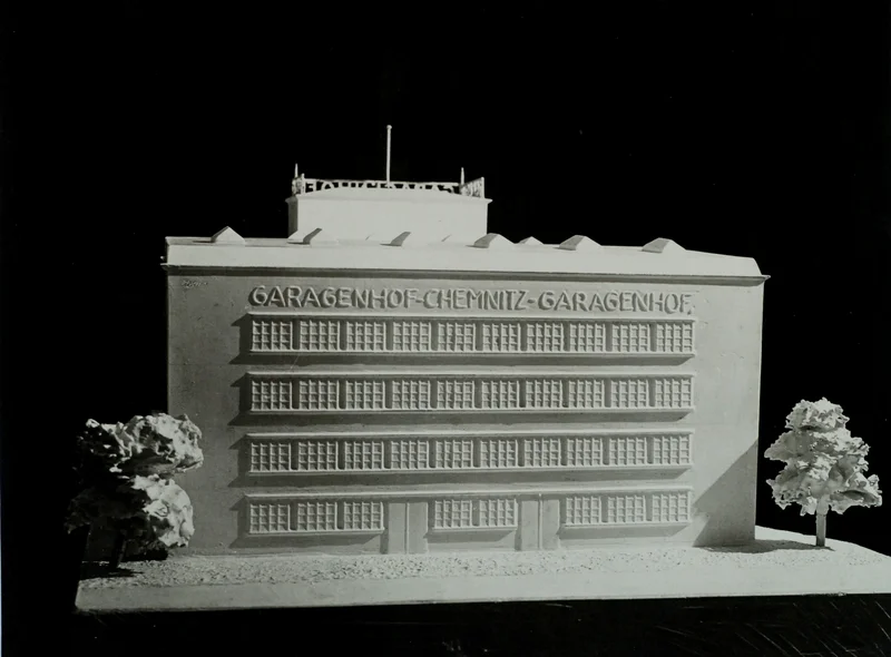 Modell eines großen, im Stil der Neuen Sachlichkeit errichteten Gebäudes mit dem Schriftzug "Garagenhof Chemnitz"